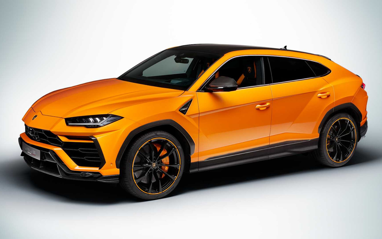 Comparison Urus 2020 vs Bentley Bentayga V8 2019